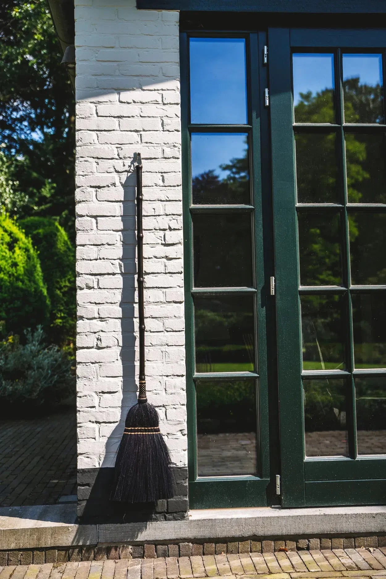 the-big-broom-black