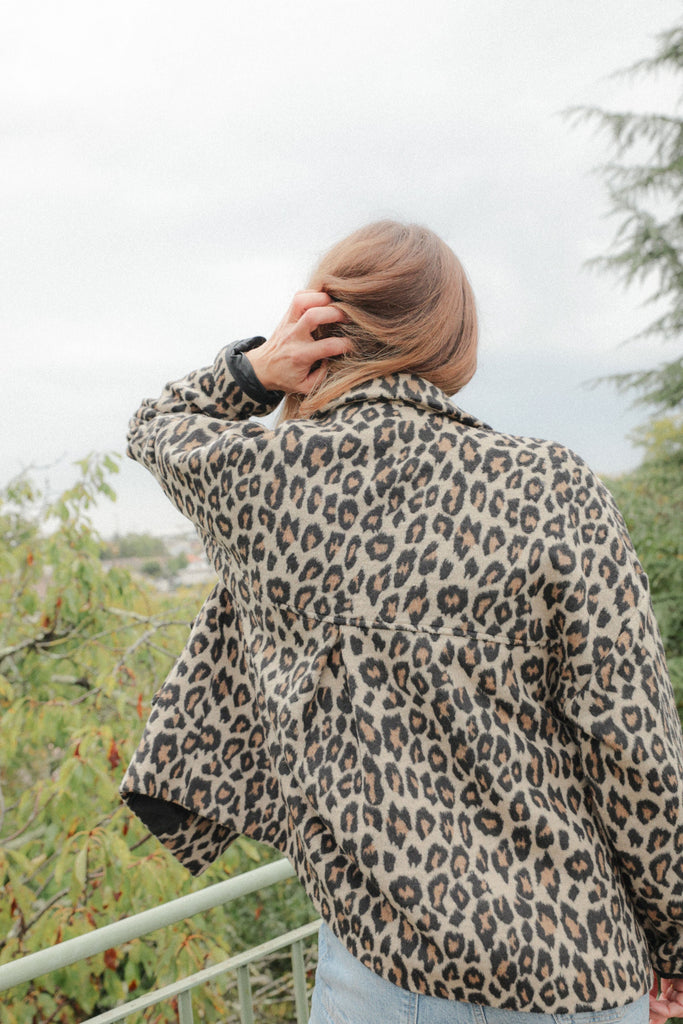 MANTEAU COURT LUNO LÉOPARD - PLUME PARIS - La mode en précommande