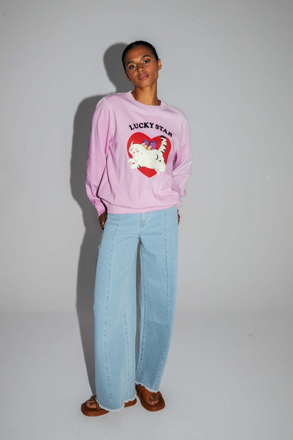 Le Sweatshirt Eddie Lucky Cat En Coton Organique Rose Délavé Fabriqué Au Portugal