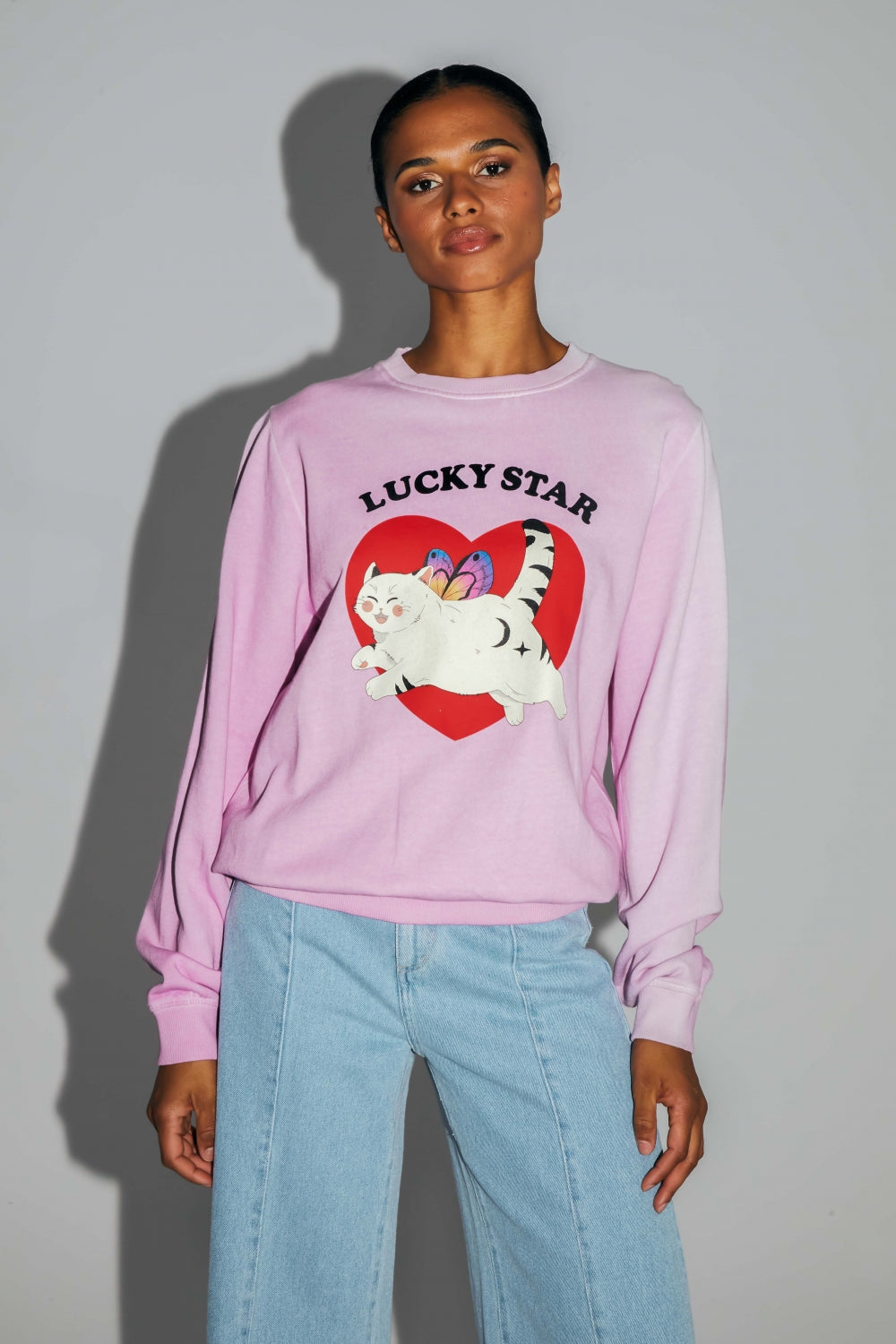 Le Sweatshirt Eddie Lucky Cat En Coton Organique Rose Délavé Fabriqué Au Portugal