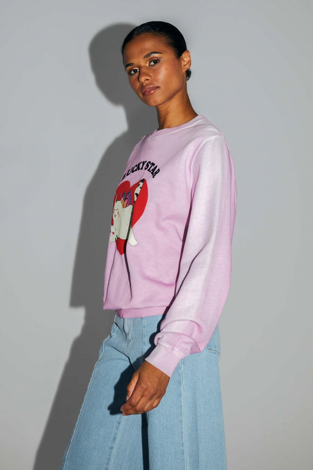 Le Sweatshirt Eddie Lucky Cat En Coton Organique Rose Délavé Fabriqué Au Portugal