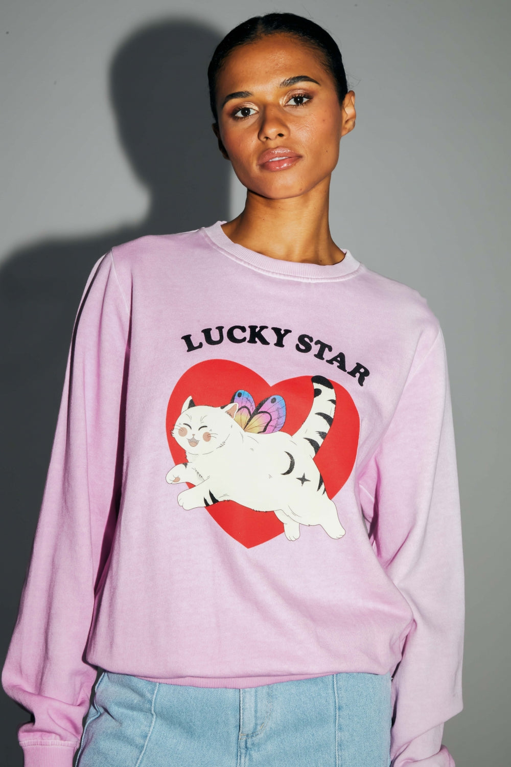 Le Sweatshirt Eddie Lucky Cat En Coton Organique Rose Délavé Fabriqué Au Portugal