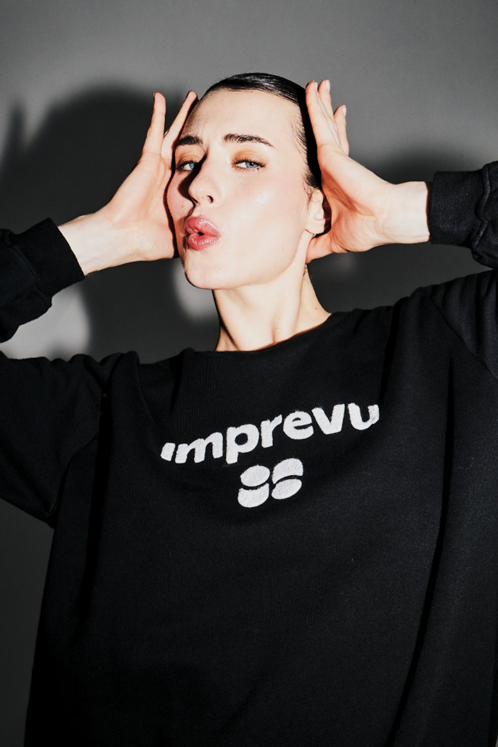 Le Sweatshirt Eddie Collège En Coton Organique Noir Fabriqué Au Portugal