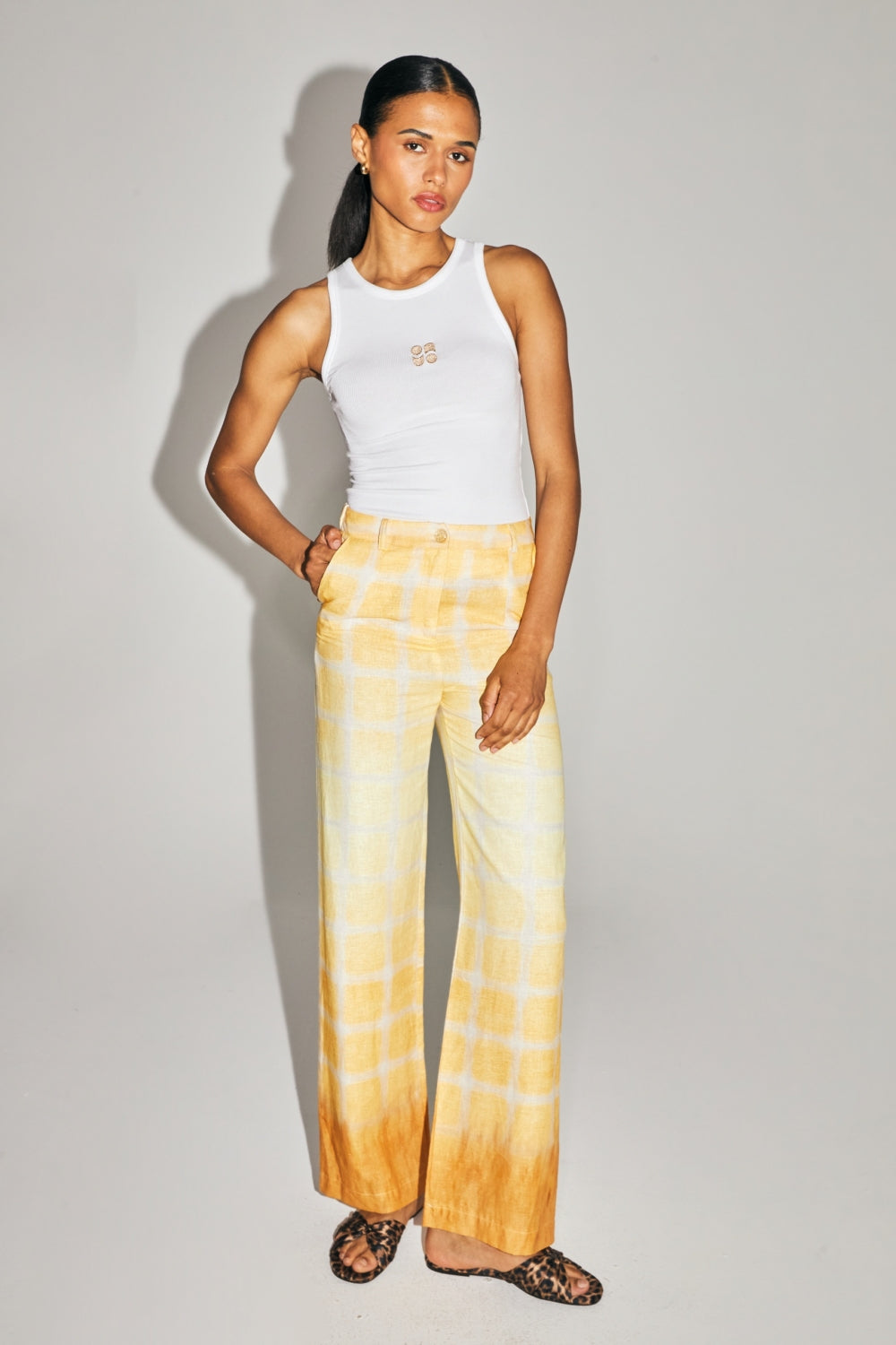 Le Pantalon Yves En Lin Aux Carreaux Tie And Dye Fabriqué En Italie