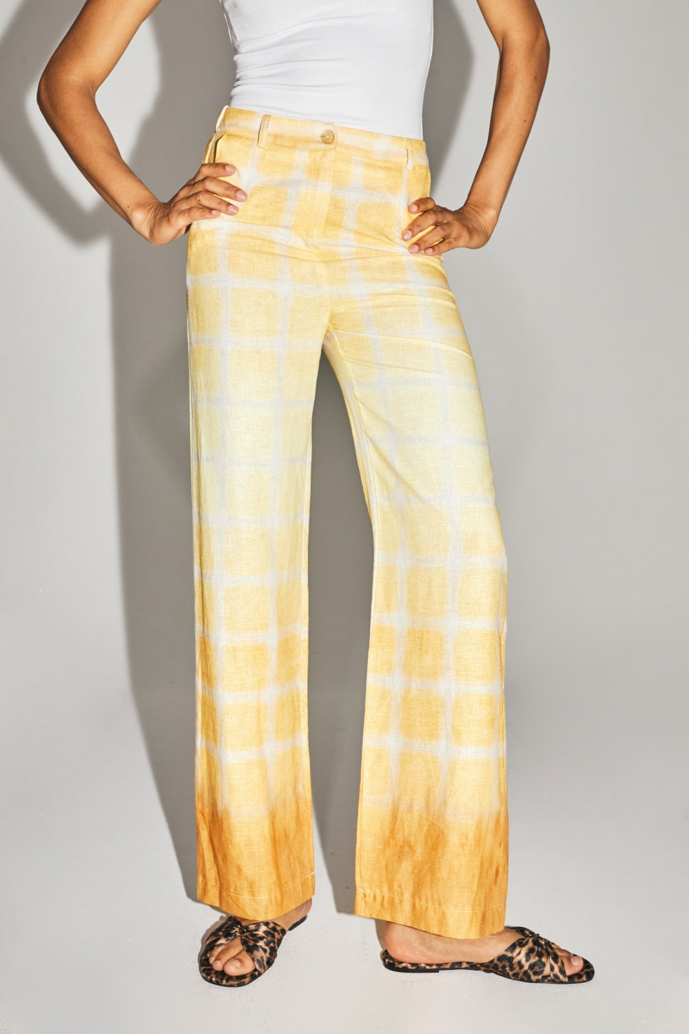 Le Pantalon Yves En Lin Aux Carreaux Tie And Dye Fabriqué En Italie