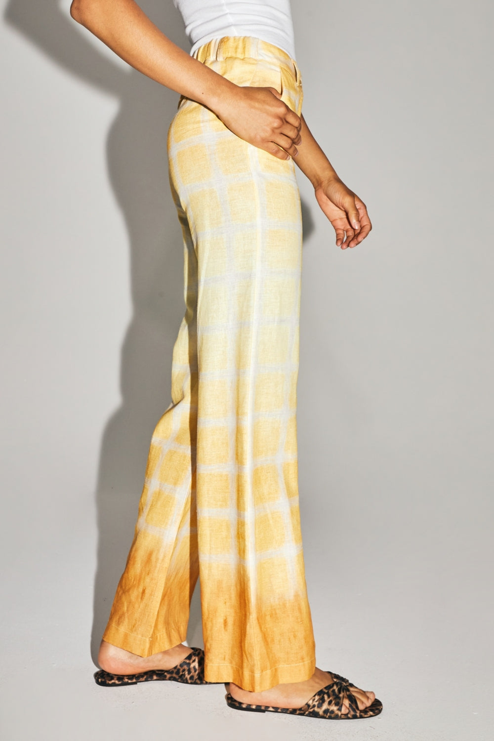 Le Pantalon Yves En Lin Aux Carreaux Tie And Dye Fabriqué En Italie