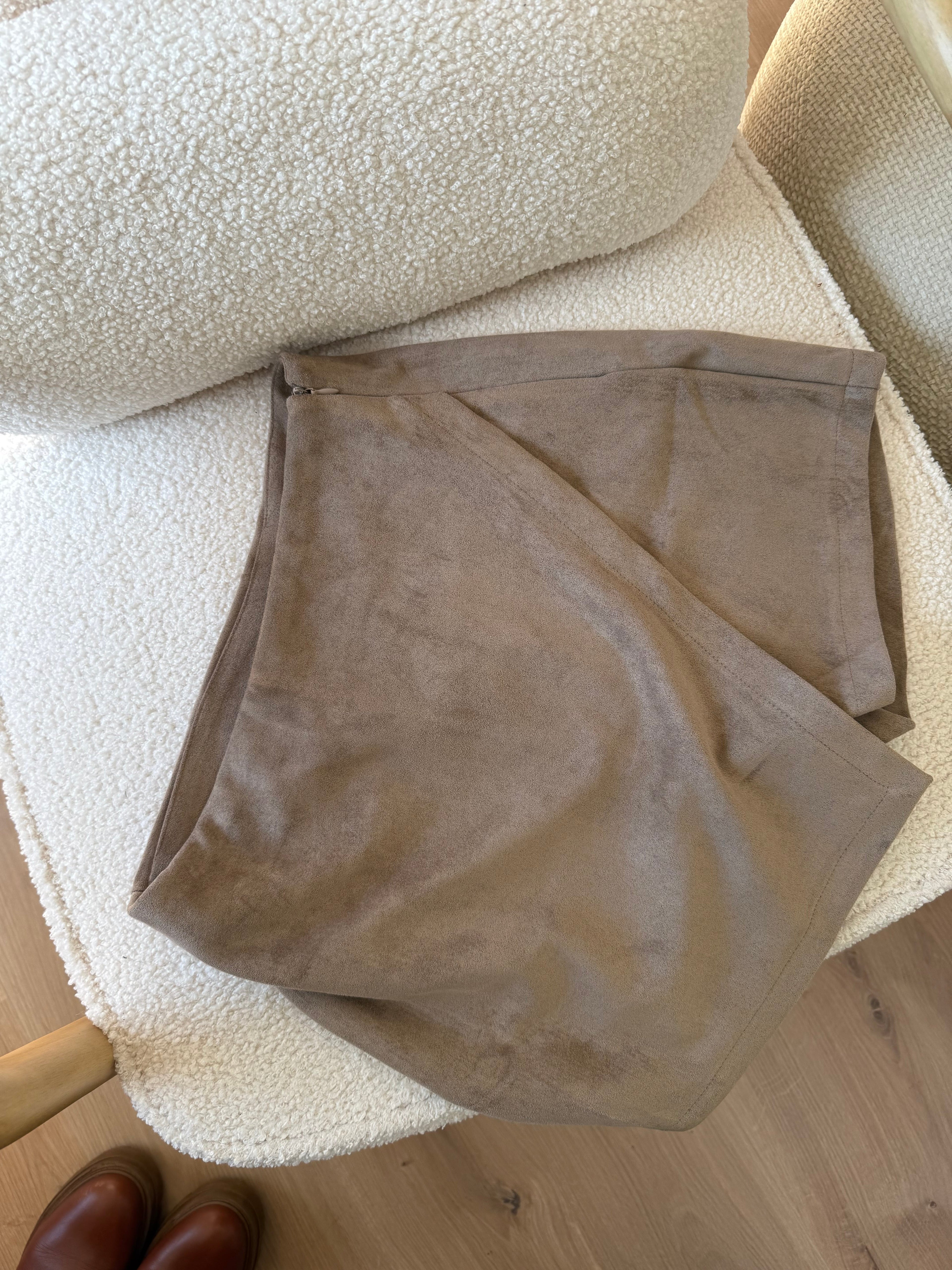 Jupe Short En Suédine Selena Taupe