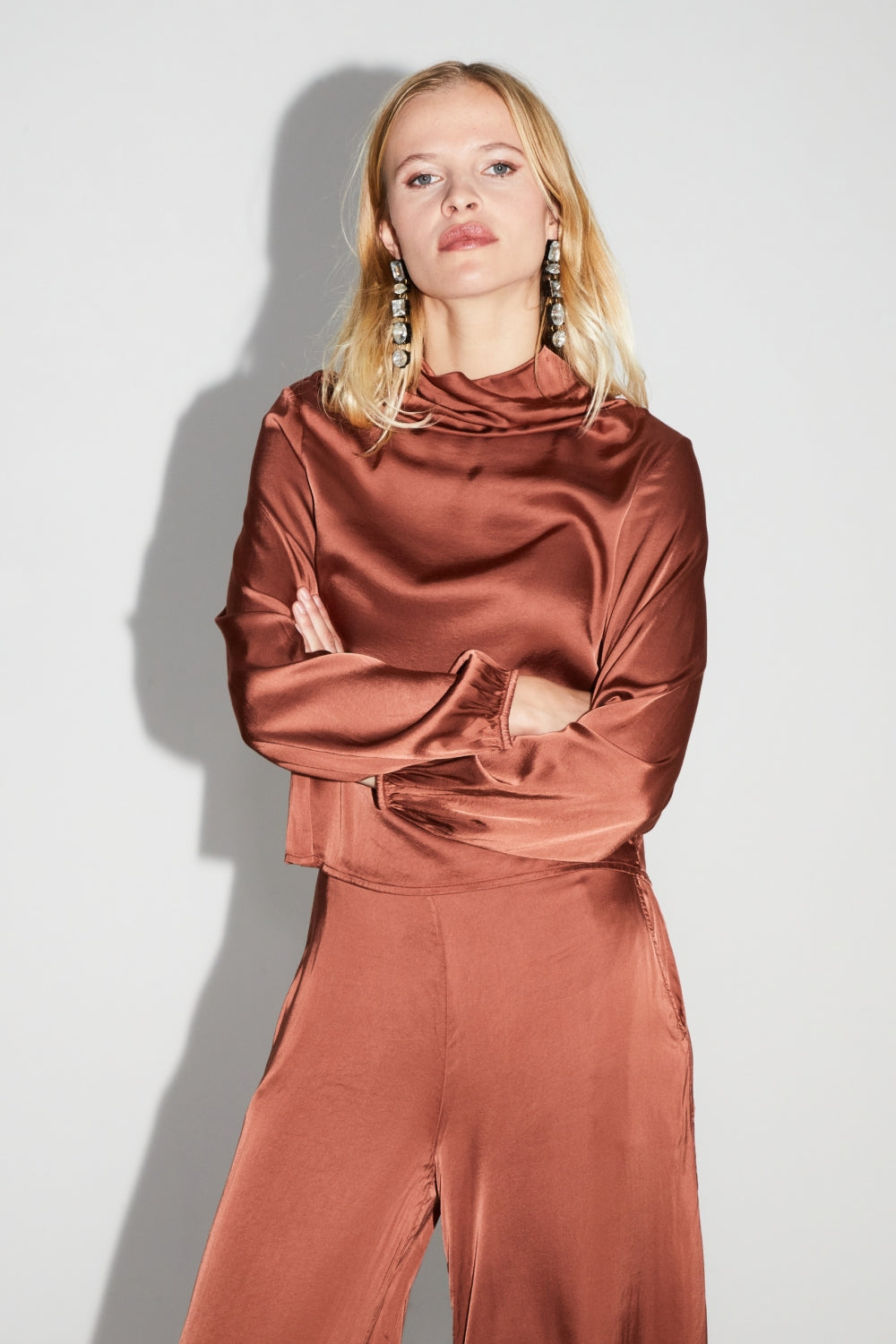 La Blouse Cléa Satin Viscose Strech Cognac Fabriquée En Italie