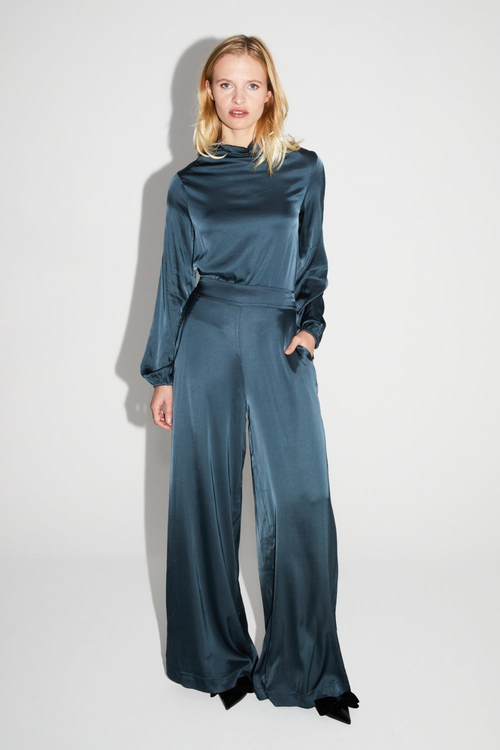 La Blouse Cléa Satin Viscose Strech Bleu Atlantique Fabriquée En Italie