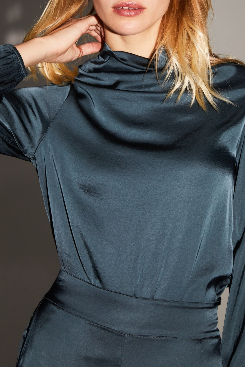 La Blouse Cléa Satin Viscose Strech Bleu Atlantique Fabriquée En Italie
