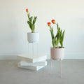 Vase Blanc Avec Support En Métal