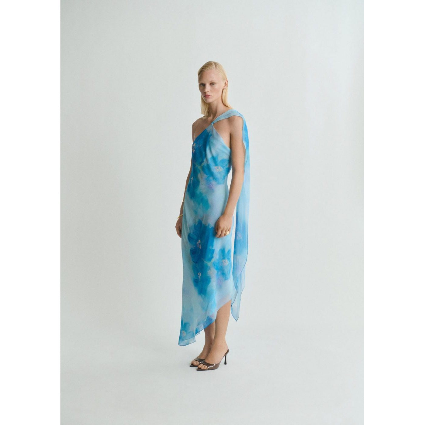 Robe Asymétrique À Fleurs Avec Foulard