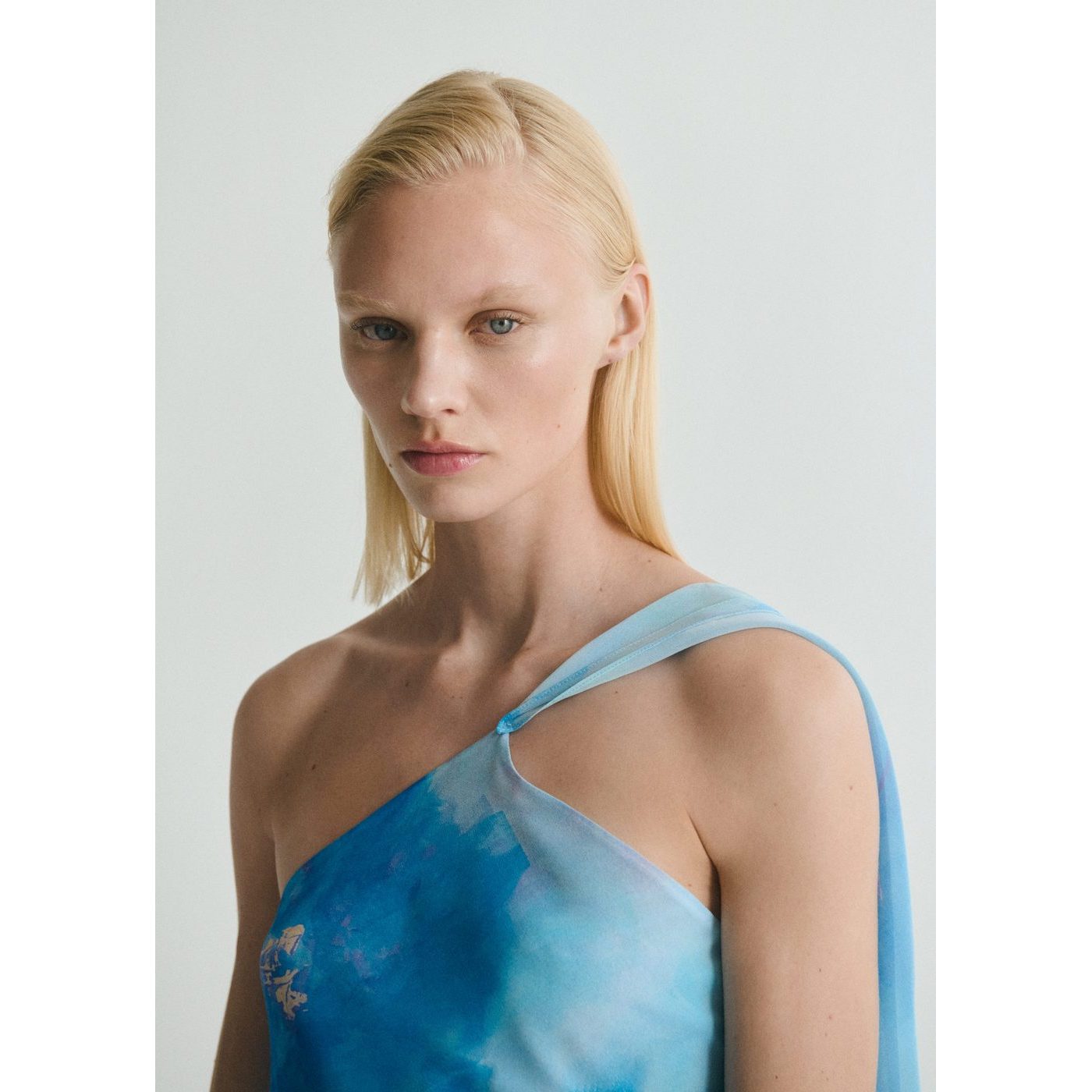 Robe Asymétrique À Fleurs Avec Foulard