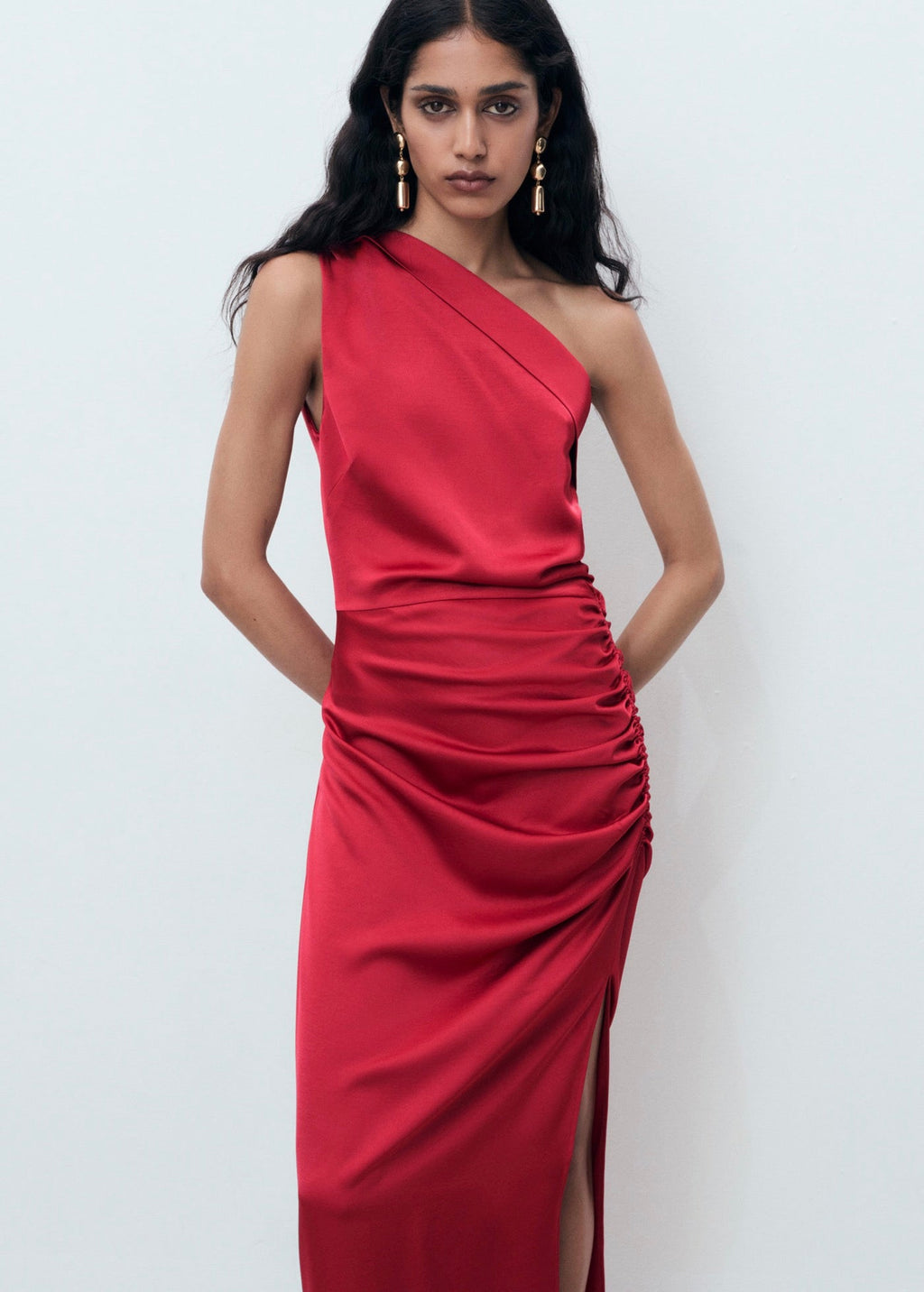 Robe Asymétrique Satinée Avec Fronce Latérale