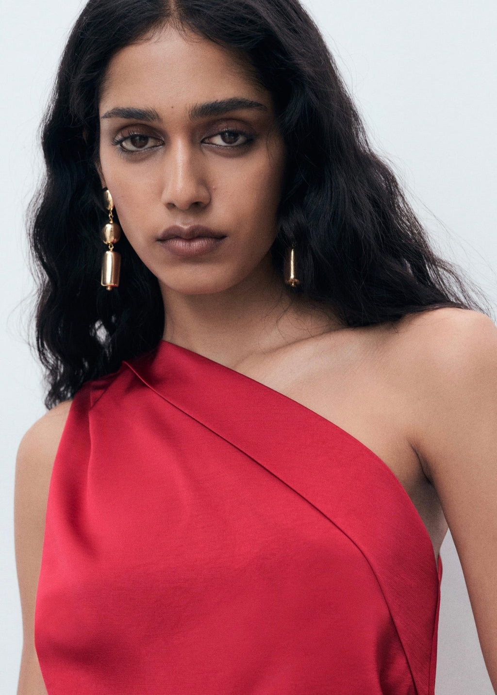 Robe Asymétrique Satinée Avec Fronce Latérale