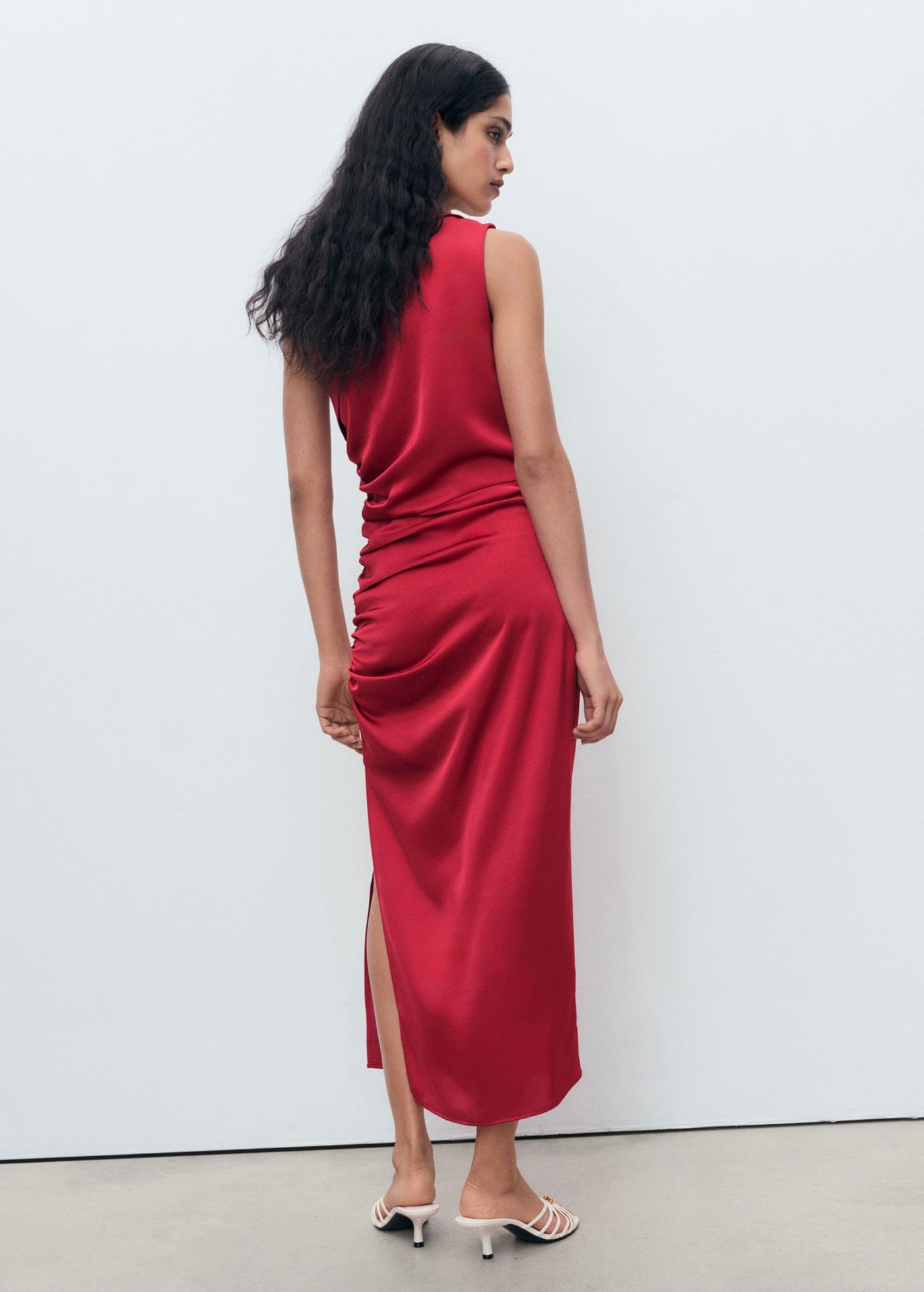 Robe Asymétrique Satinée Avec Fronce Latérale