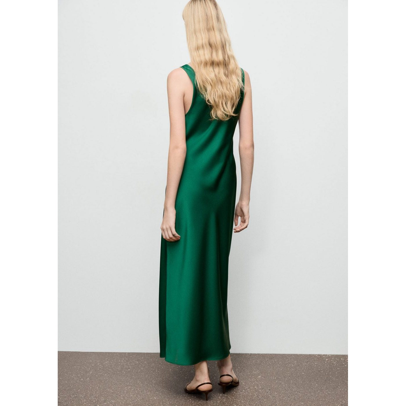 Robe Satinée Col Plongeant