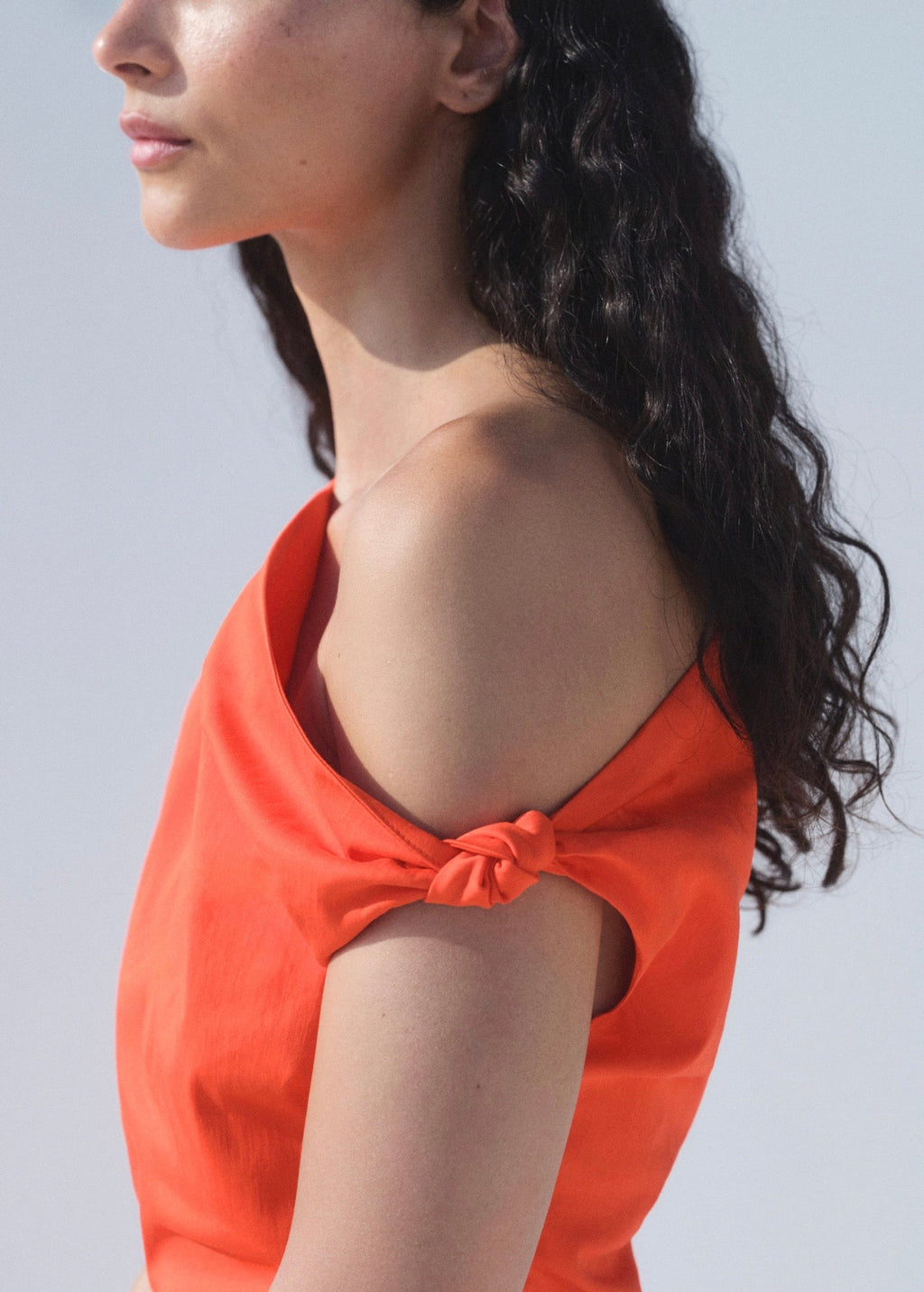 Robe Froncée À Col Asymétrique
