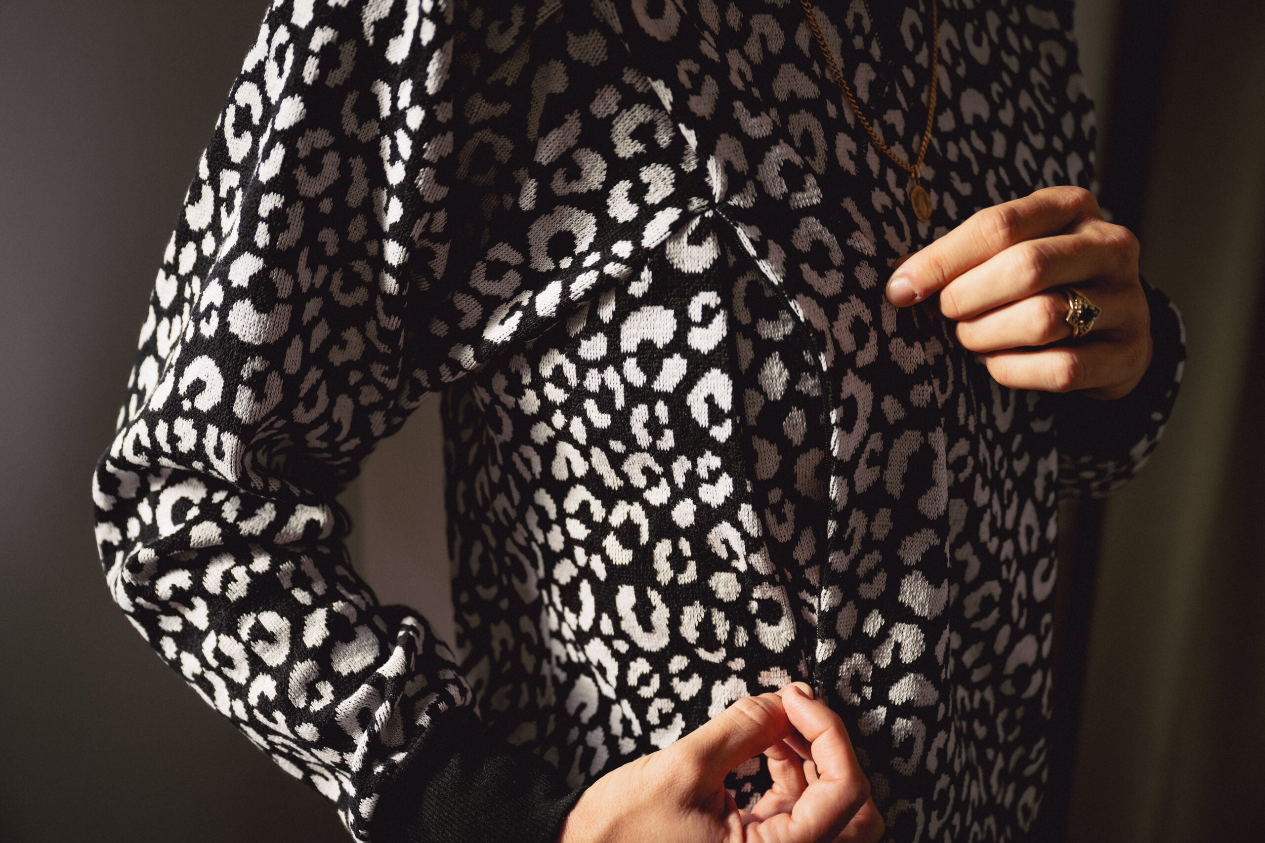 Panthère Black & White – Le Pull D’Allaitement