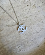 Chanel Collier Pendentif Cc Émail Blanc