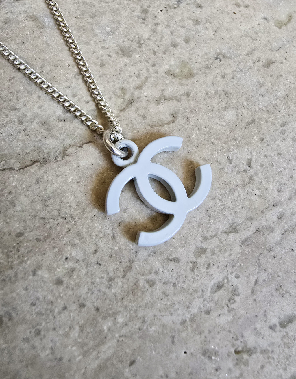 Chanel Collier Pendentif Cc Émail Blanc