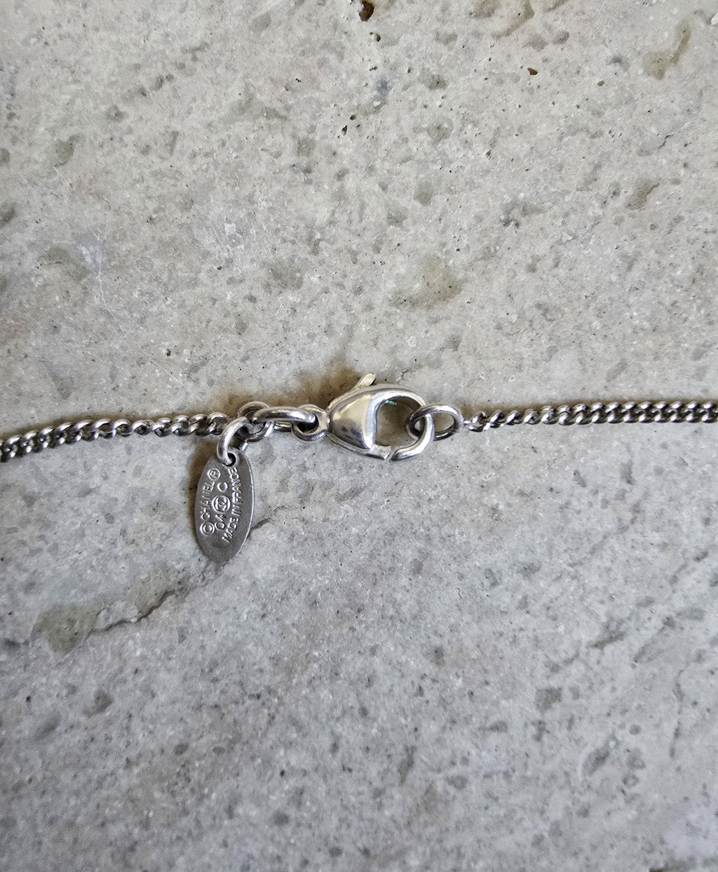 Chanel Collier Pendentif Cc Émail Blanc