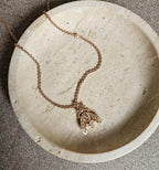 Collier Sautoir Dior Champagne Maille Jaseron Avec Pendentif Abeille Pavé De Cristaux