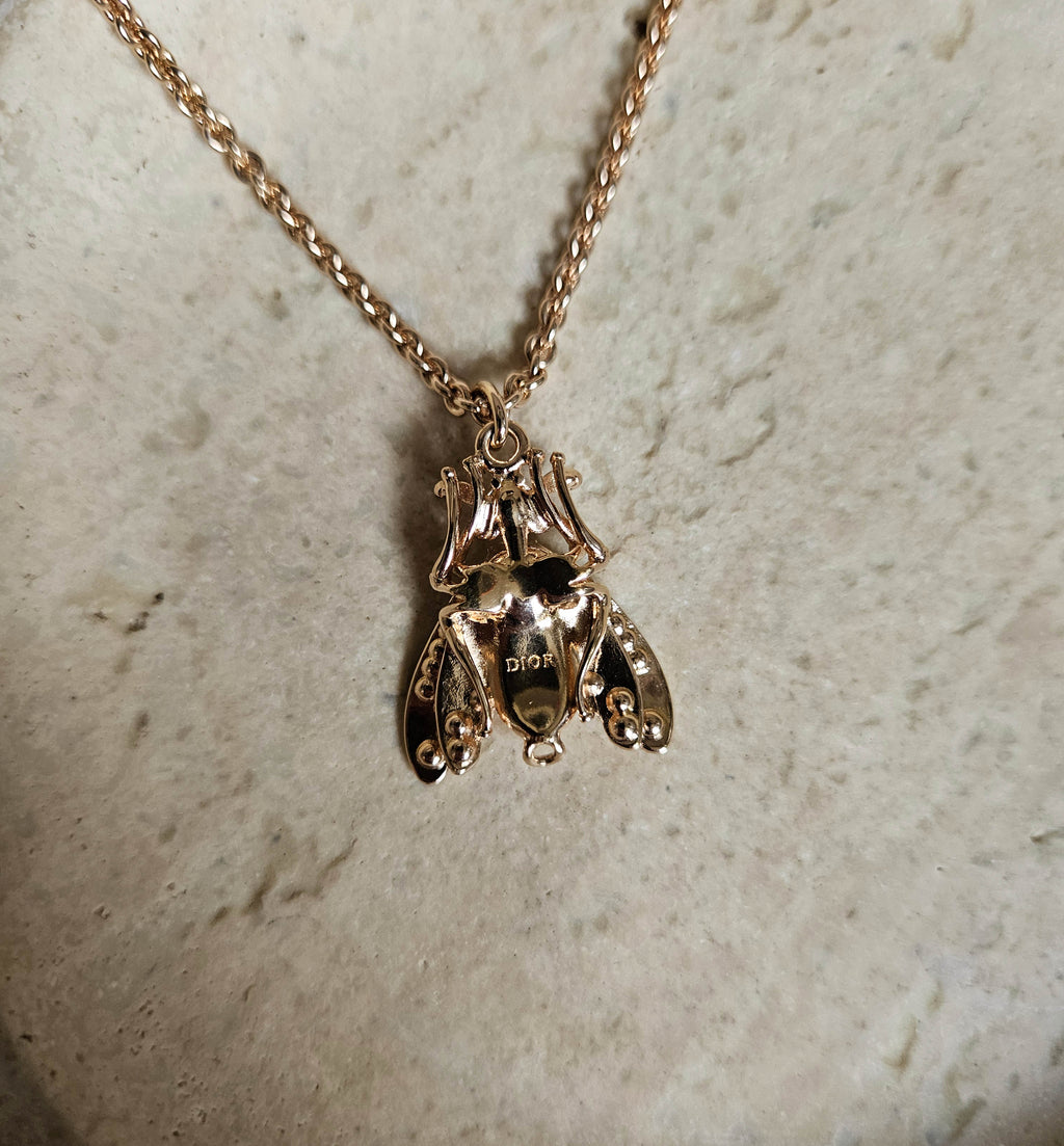 Collier Sautoir Dior Champagne Maille Jaseron Avec Pendentif Abeille Pavé De Cristaux
