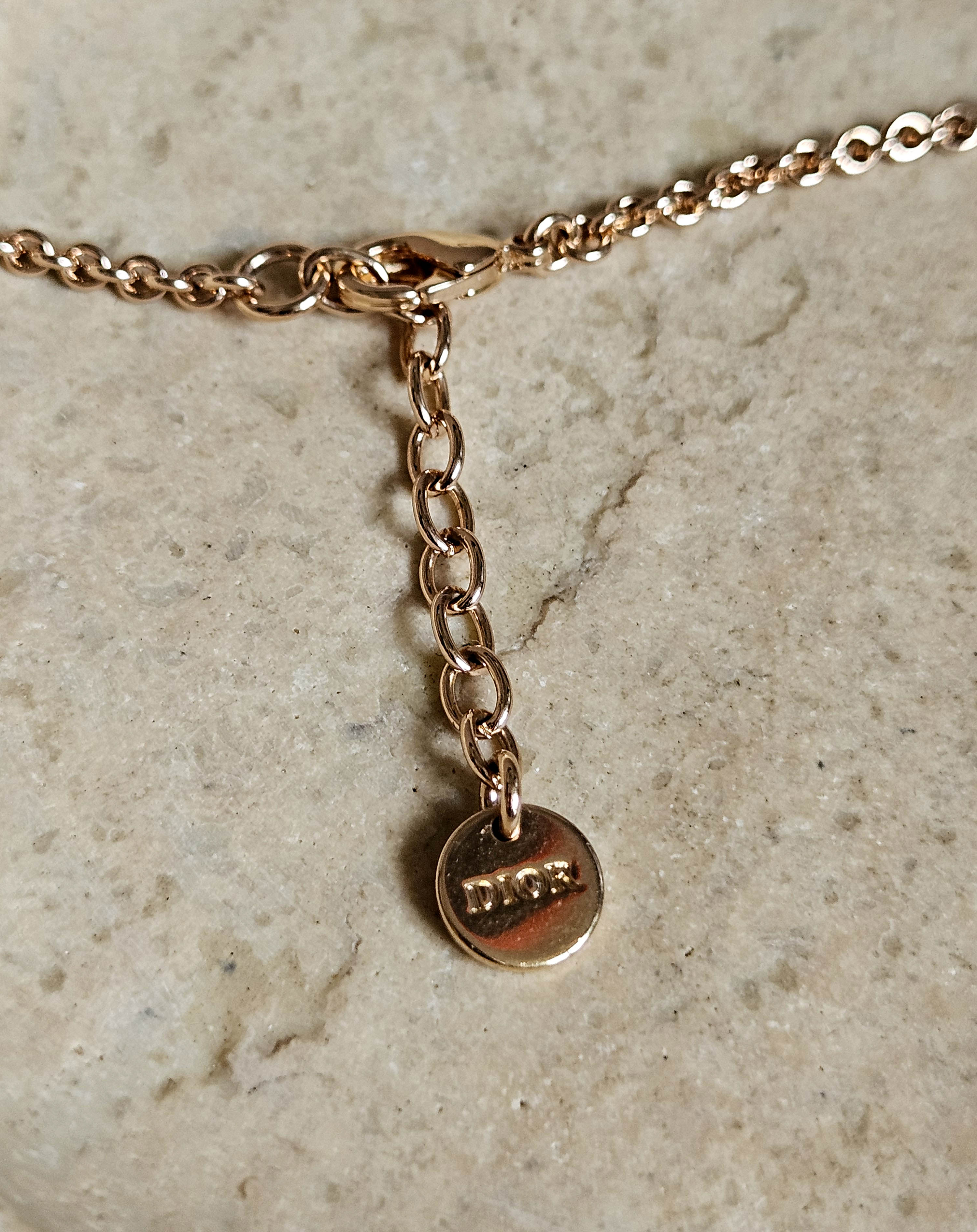 Collier Sautoir Dior Champagne Maille Jaseron Avec Pendentif Abeille Pavé De Cristaux