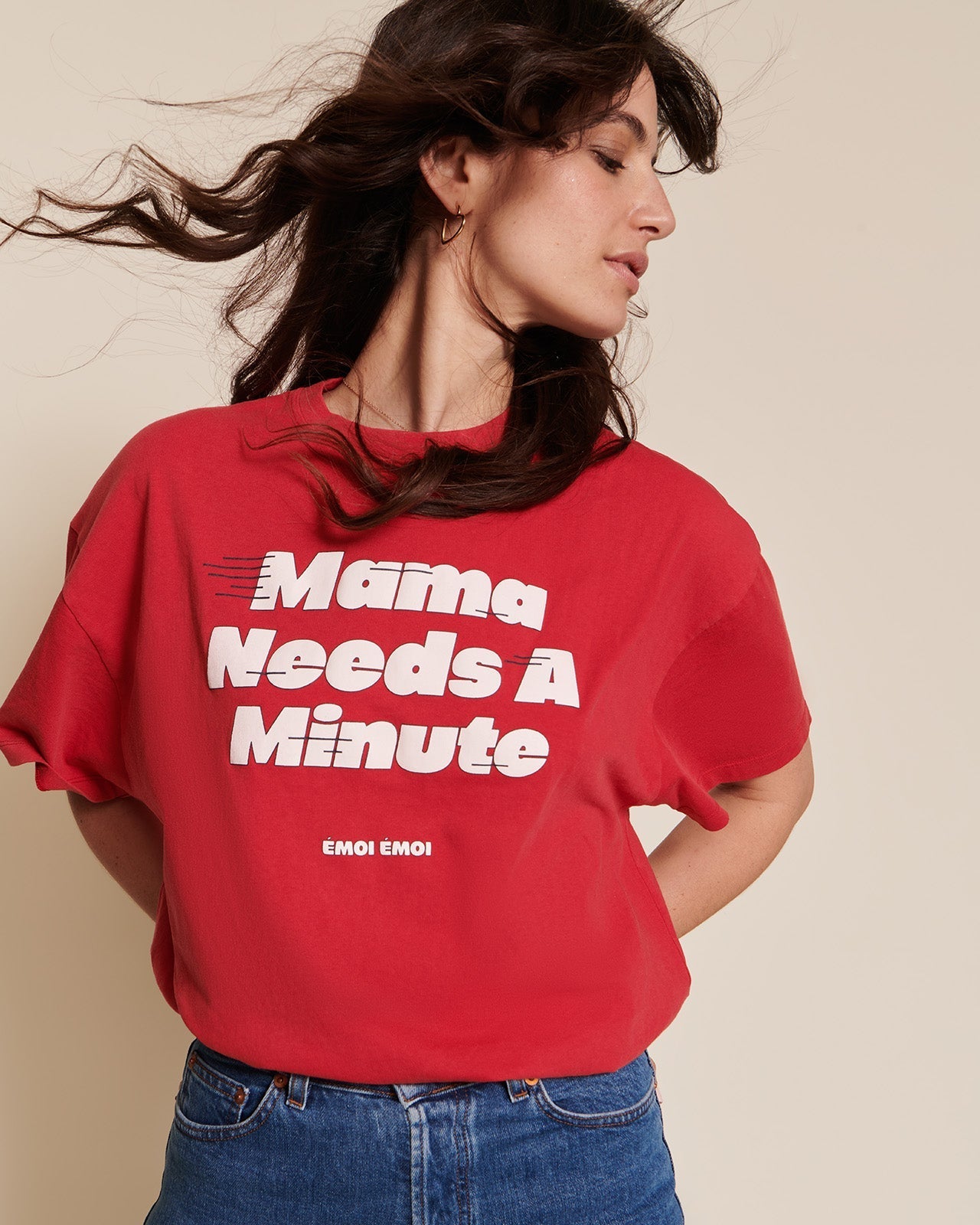 Le T-Shirt Mama Needs A Minute En Coton Bio - Garment Dye Rouge