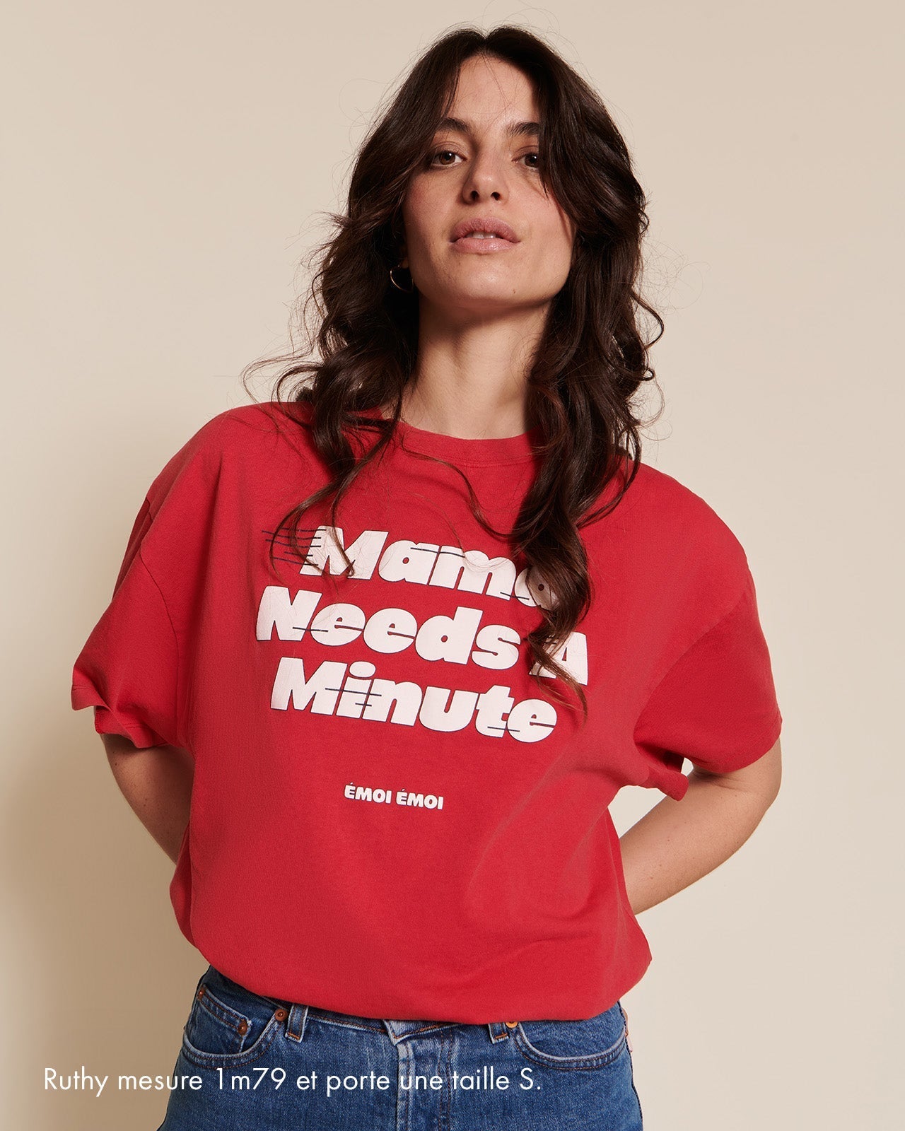 Le T-Shirt Mama Needs A Minute En Coton Bio - Garment Dye Rouge