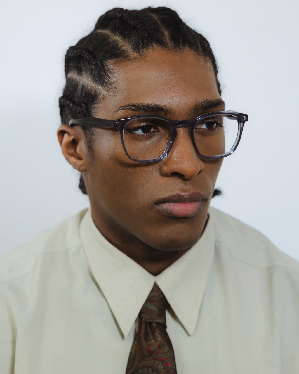 Lunettes de vue Jay Gris — monture rectangulaire, portées par un homme