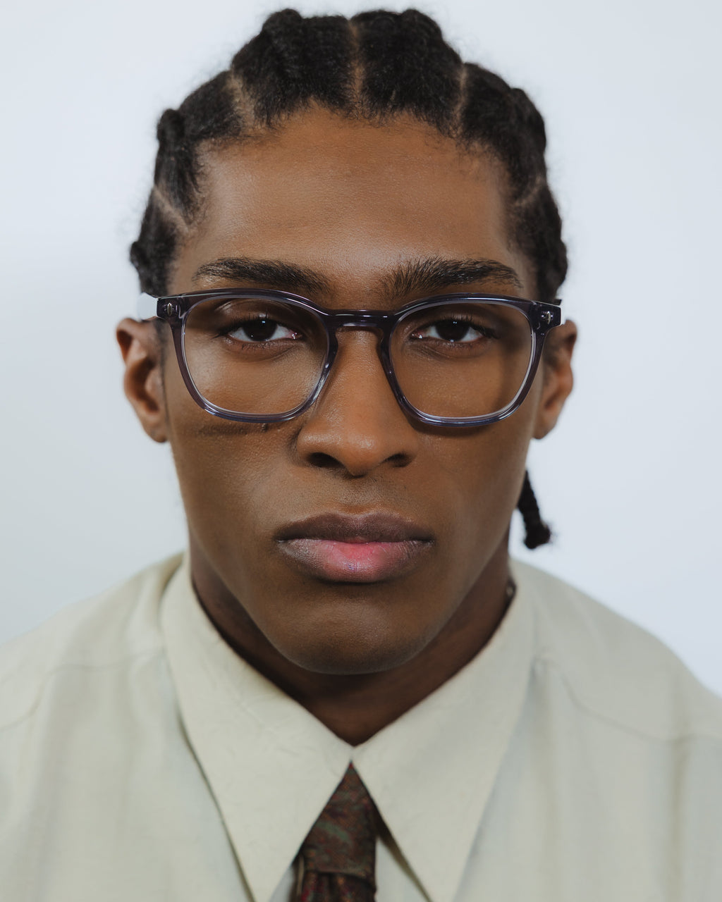 Lunettes de vue Jay Gris — monture rectangulaire, portées par un homme