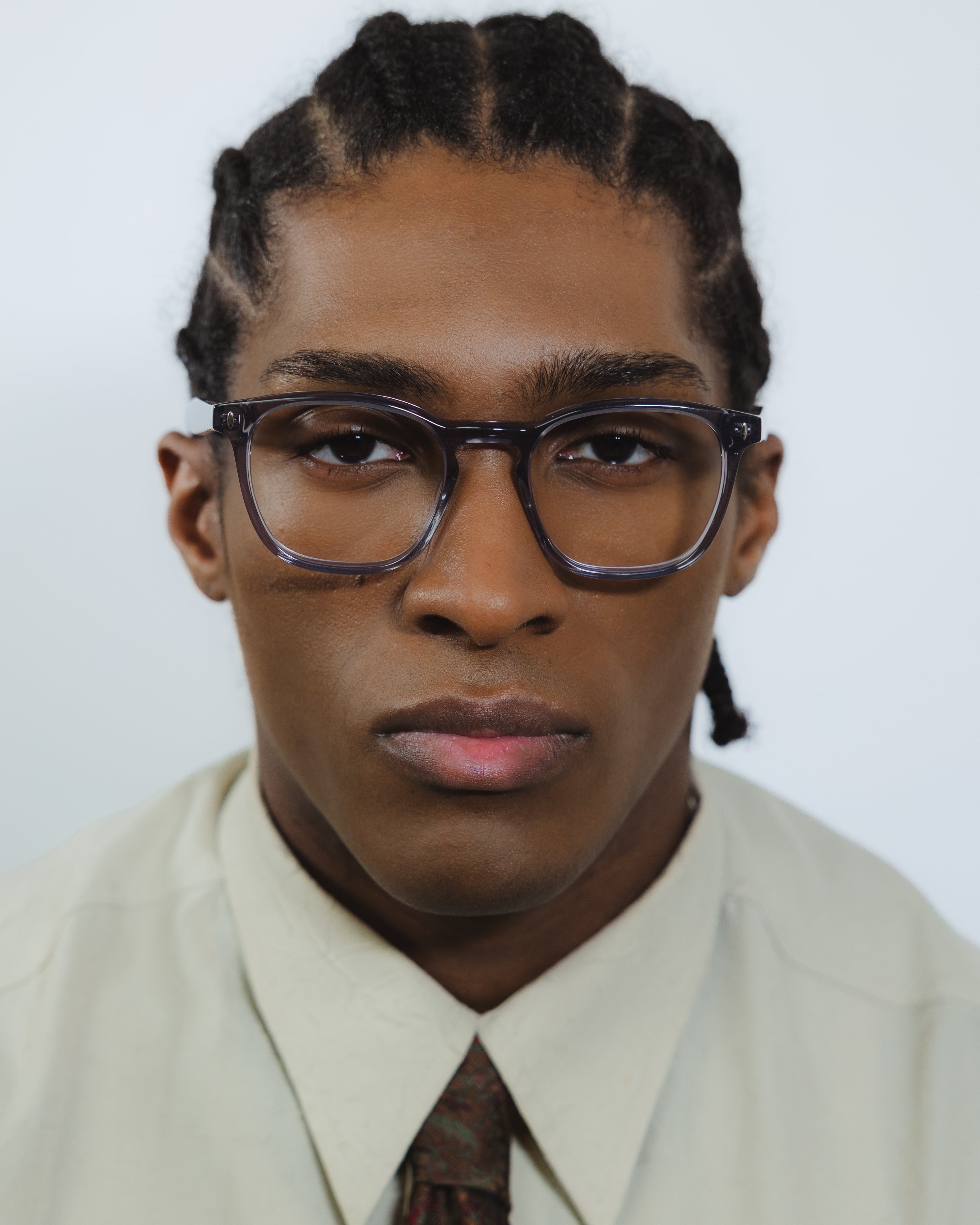 Lunettes de vue Jay Gris — monture rectangulaire, portées par un homme