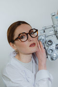 Lunettes de vue Flora Ecaille — monture ronde, portées par une femme
