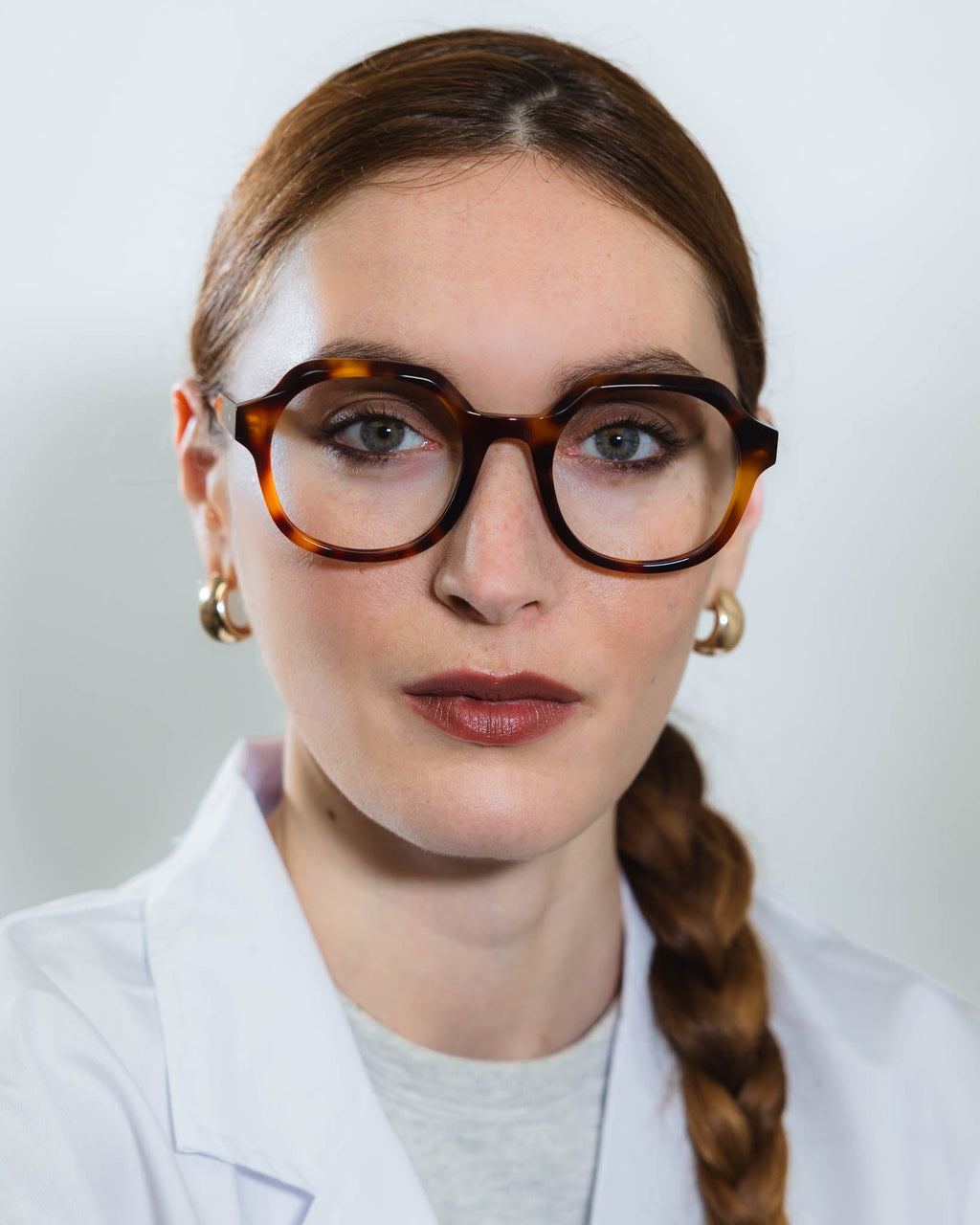 Lunettes de vue Flora Ecaille — monture ronde, portées par une femme