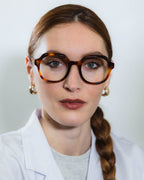 Lunettes de vue Flora Ecaille — monture ronde, portées par une femme