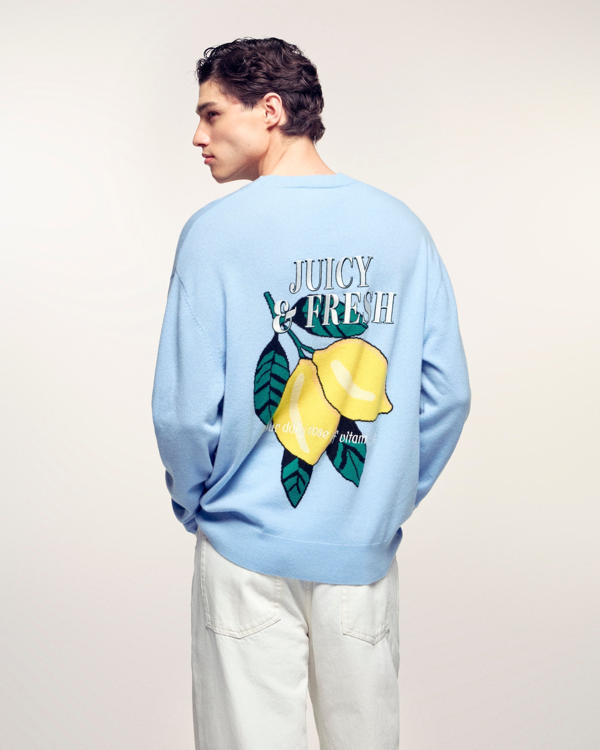 #label: Arnau mesure 1,87m et porte une taille M