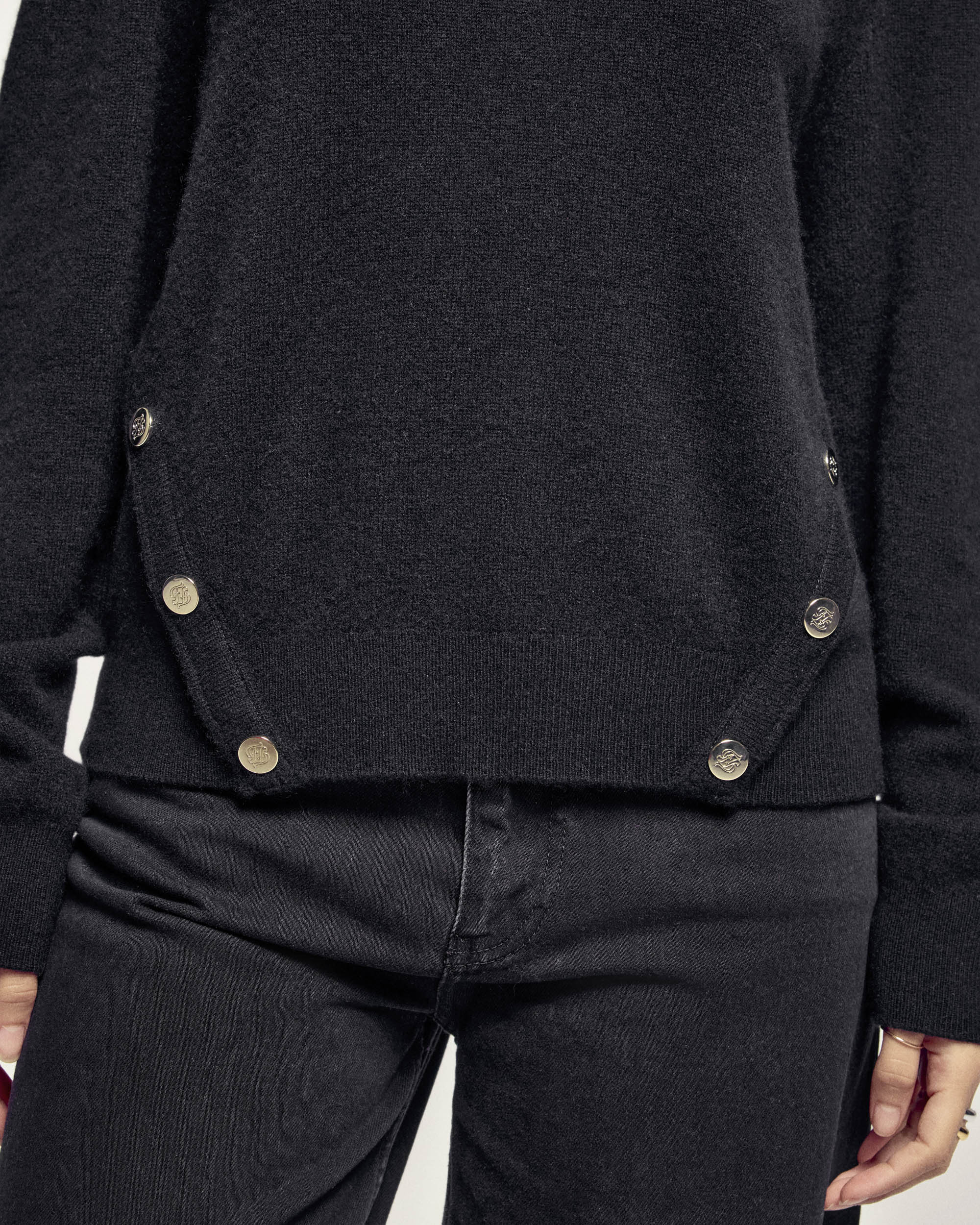 Pull Col Rond Boutons Dorés Ff