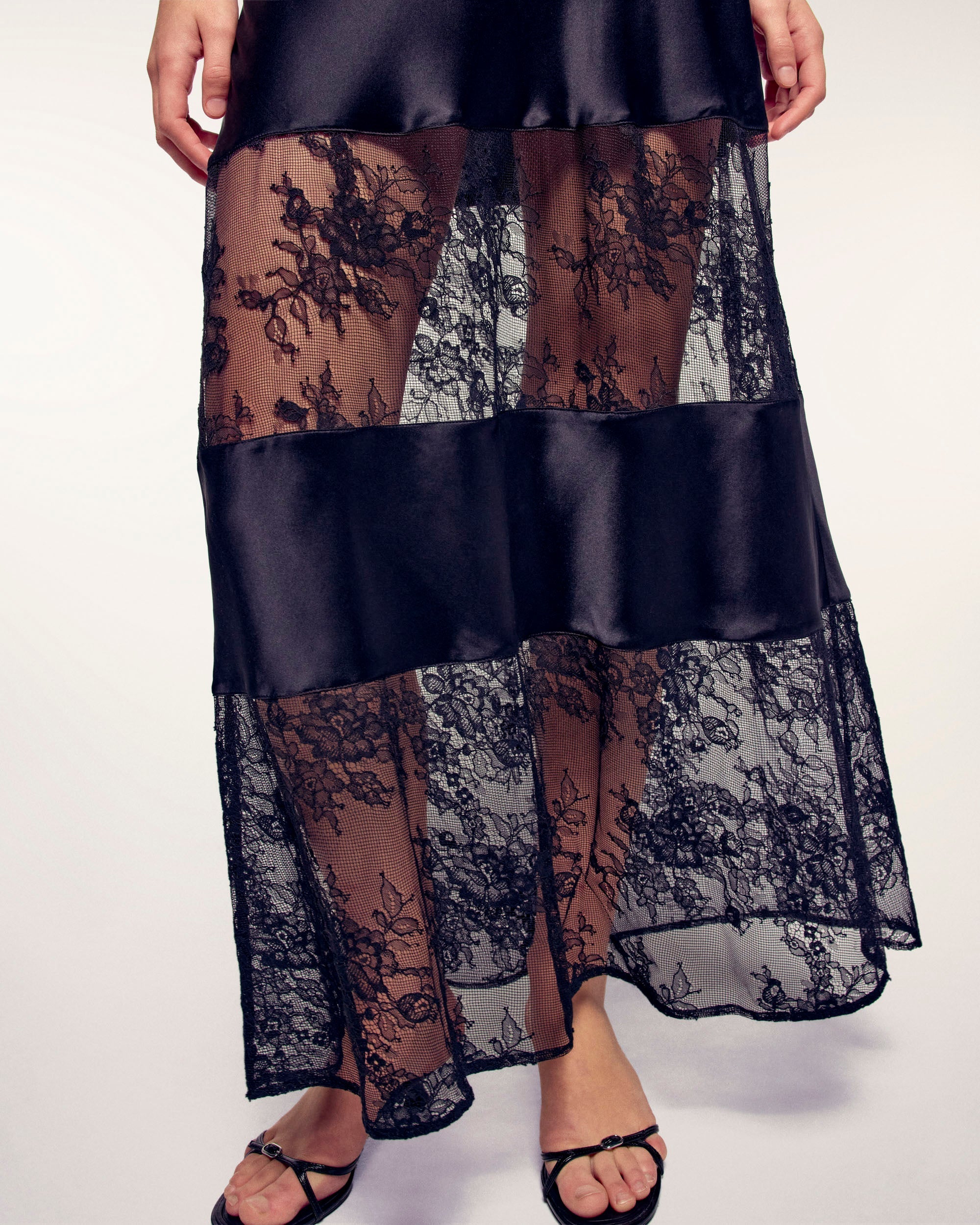 Robe Longue Bretelles À Découpes Dentelle