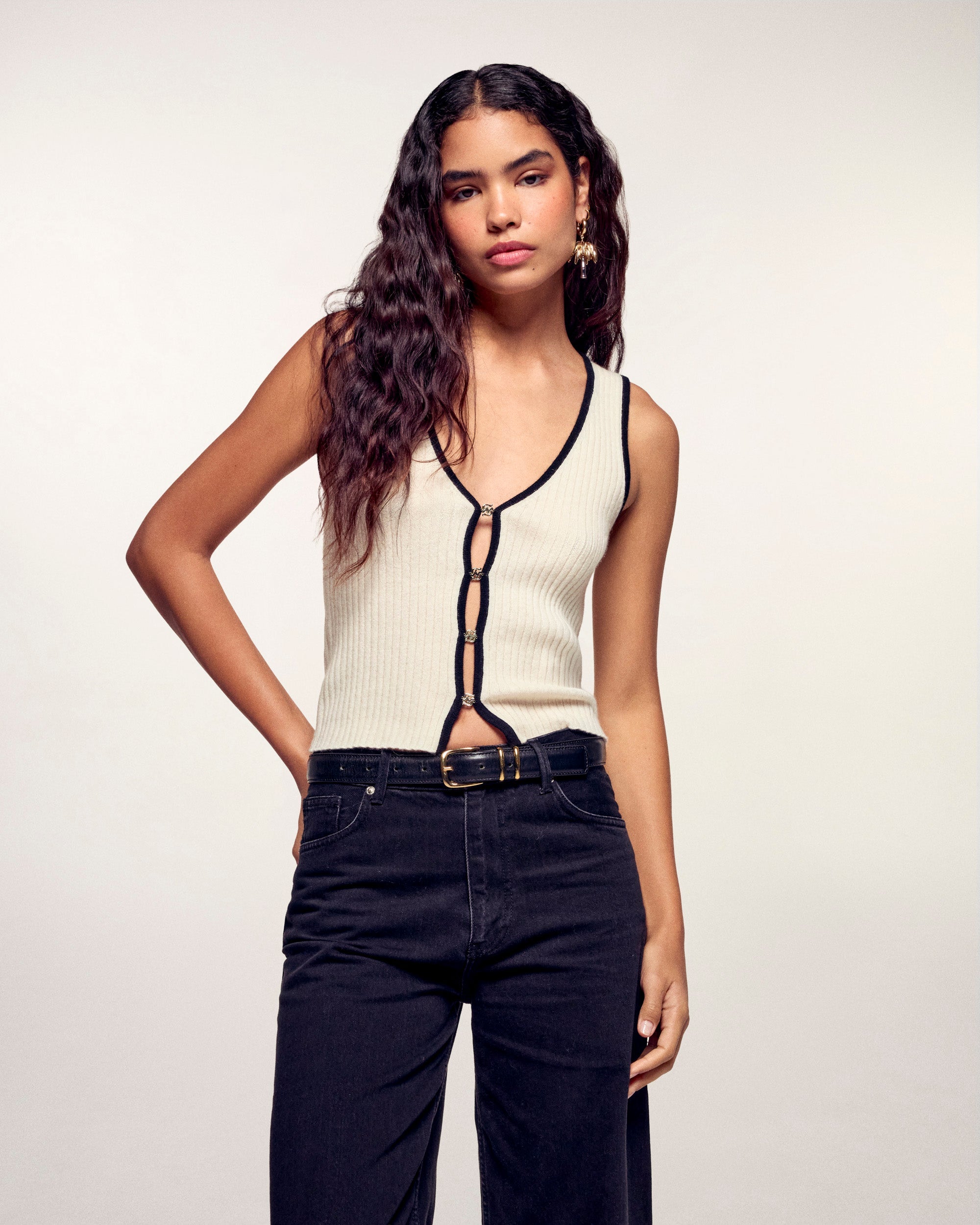 #label: Andrea mesure 1,80m et porte une taille S