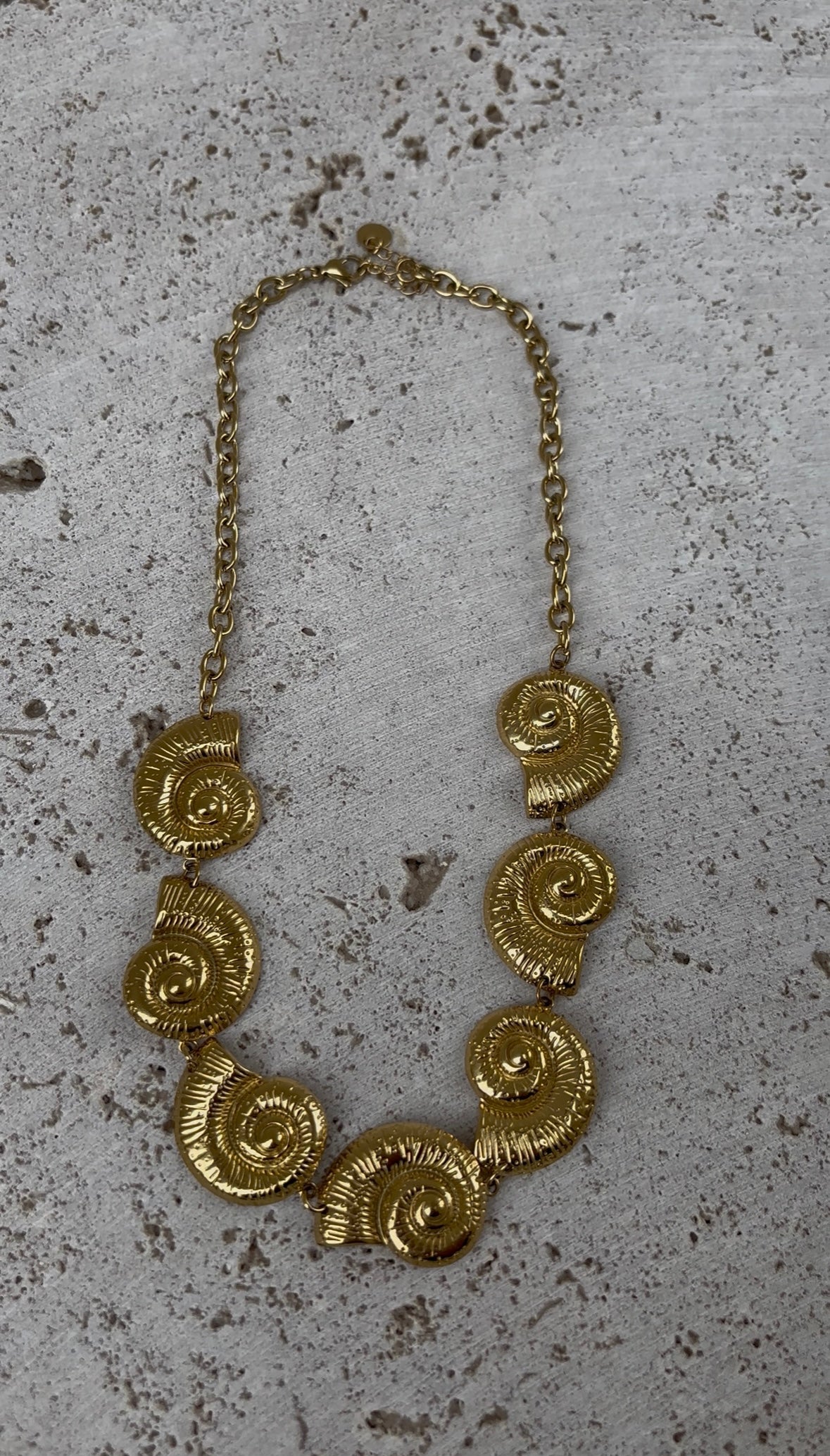 Collier Shells