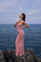 Robe en maille à fleurs crochetées – Rose, par la marque parisienne Phème Paris, designée à Paris, avec fleurs crochetées à la main, photographiée sur la côte du Sud de la France, silhouette fluide idéale pour les vacances et les cérémonies estivales.