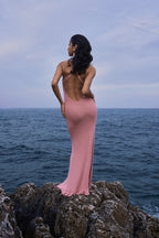 Robe en maille à fleurs crochetées – Rose, par la marque parisienne Phème Paris, designée à Paris, avec fleurs crochetées à la main, photographiée sur la côte du Sud de la France, silhouette fluide idéale pour les vacances et les cérémonies estivales.