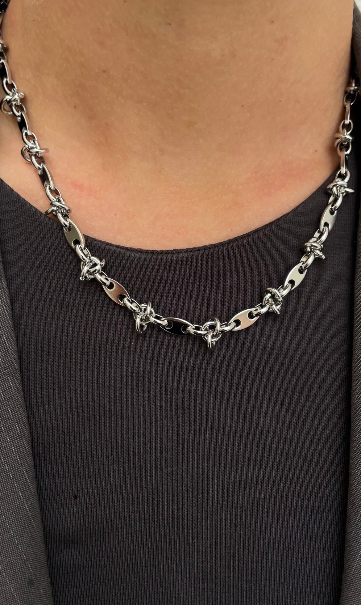 Collier Knot