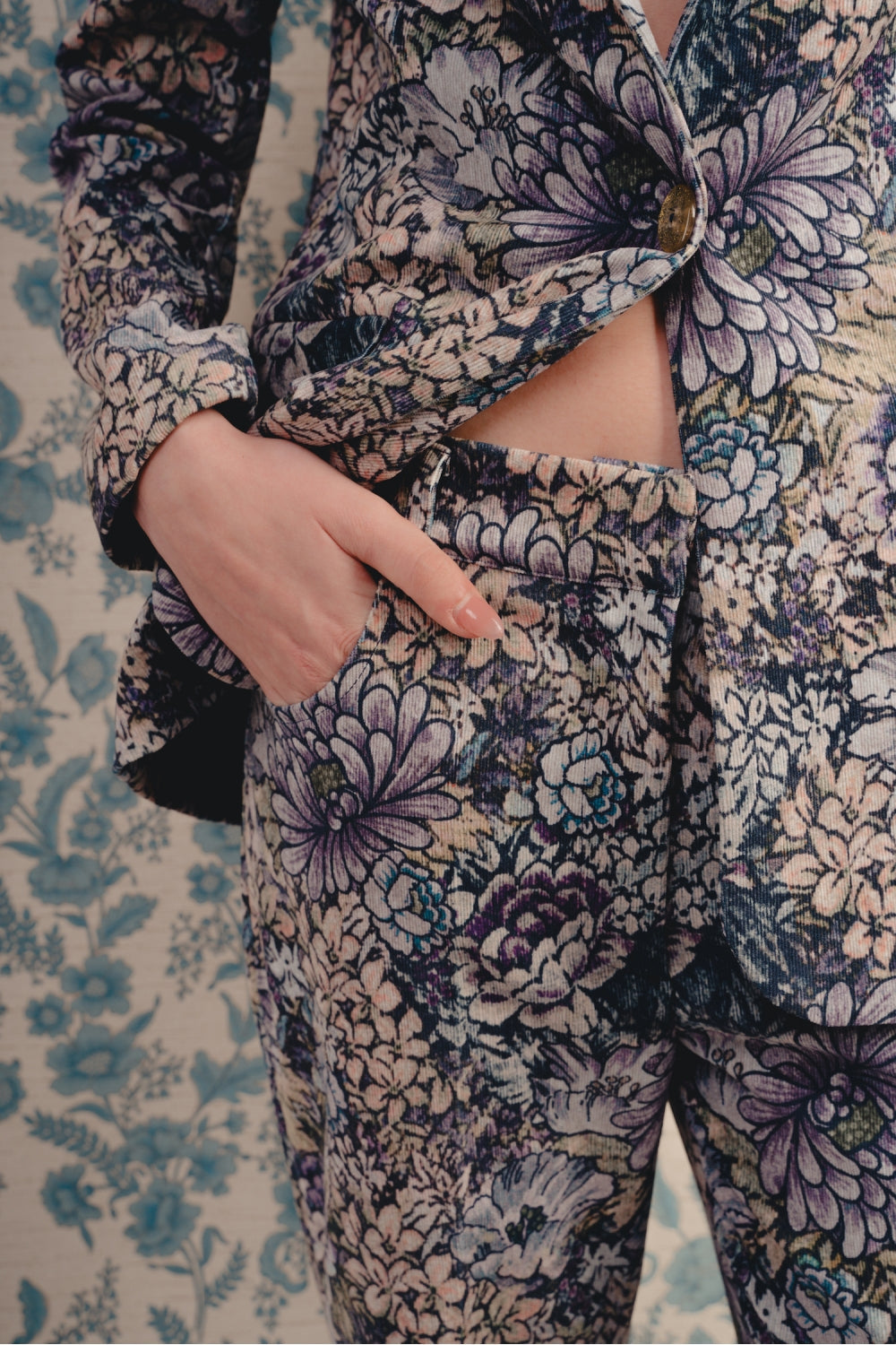 Le Pantalon Randy En Velours Tapis Fleurs Bleues