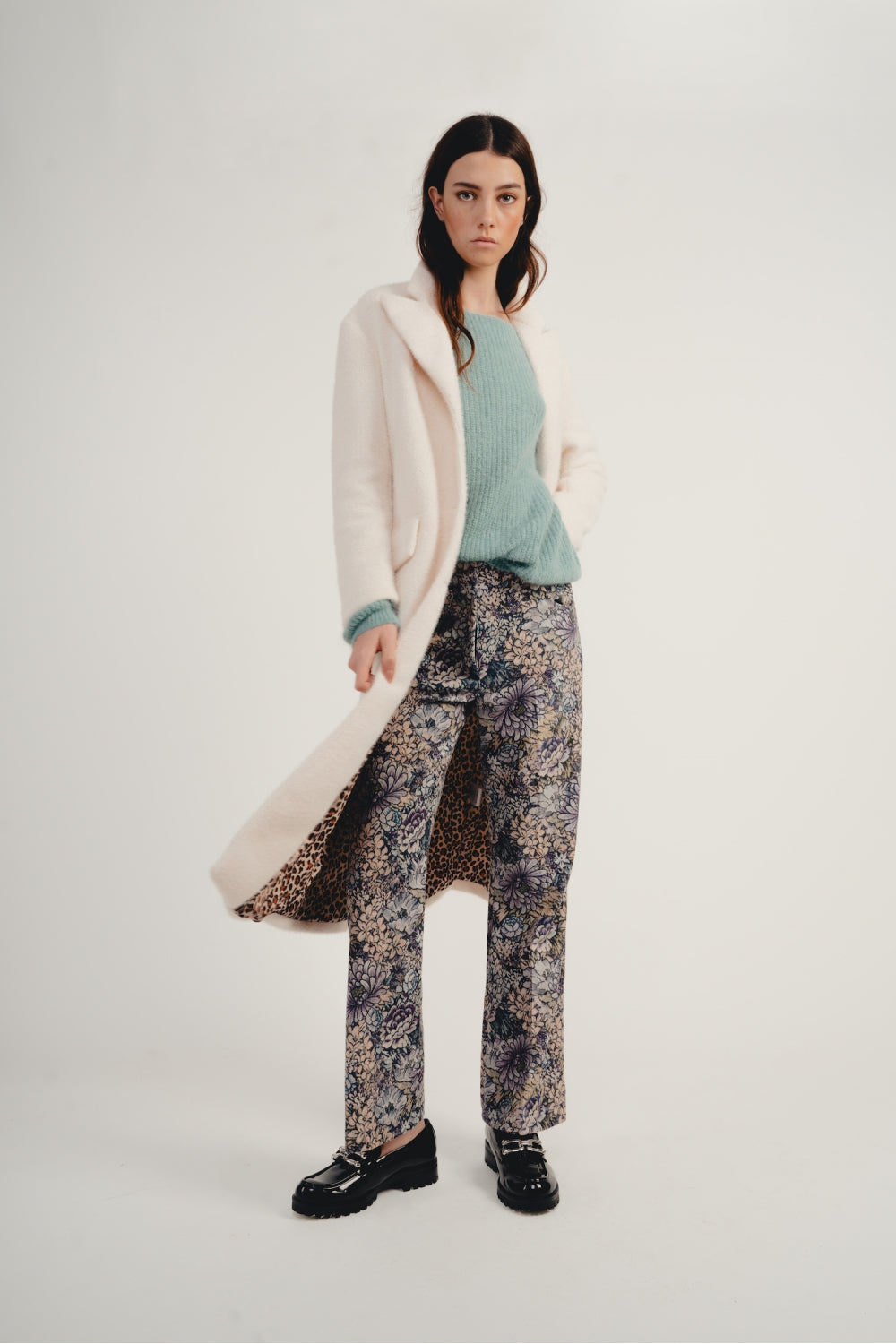 Le Pantalon Randy En Velours Tapis Fleurs Bleues
