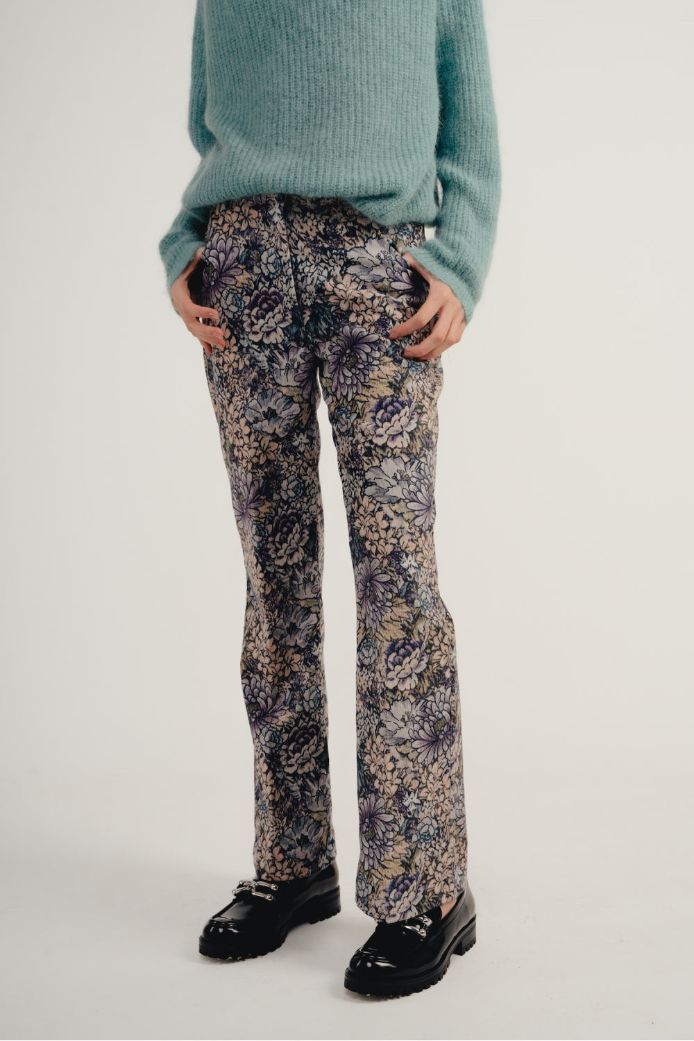 Le Pantalon Randy En Velours Tapis Fleurs Bleues