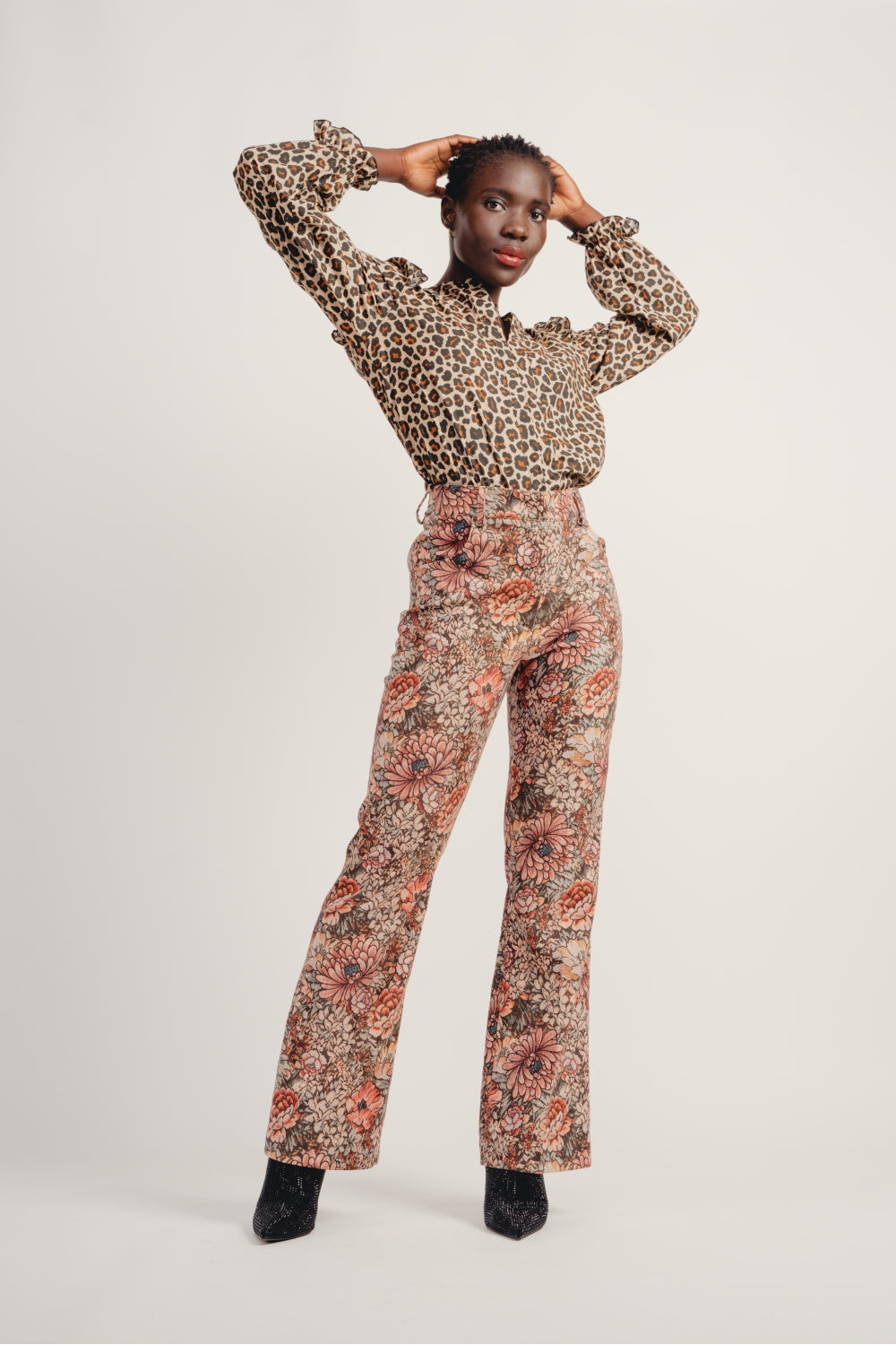Le Pantalon Randy En Velours Tapis Fleurs Rouges