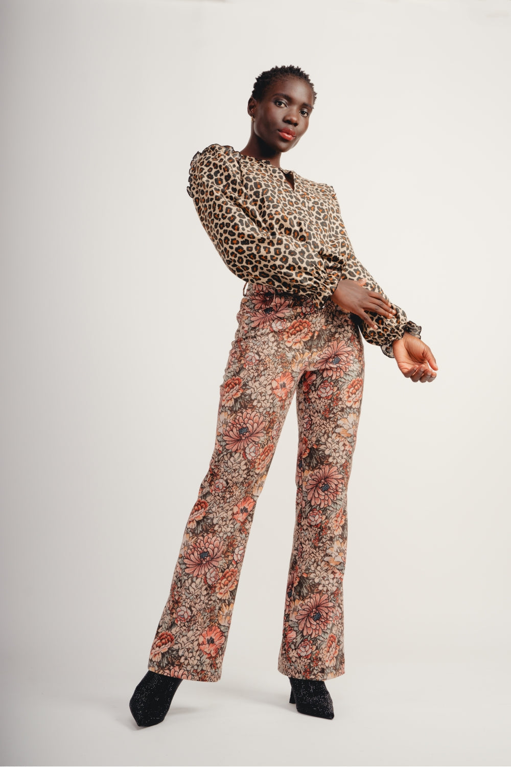 Le Pantalon Randy En Velours Tapis Fleurs Rouges